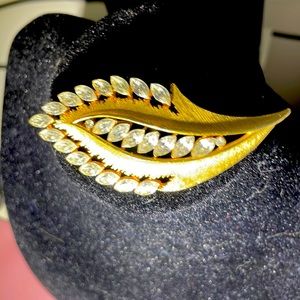 Vintage 1960 Goldtone leaf shaped Brooch with Rhinestones